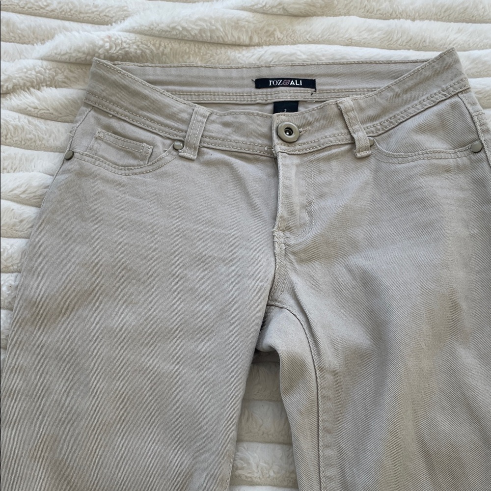 Roz & Ali Beige Jeans Size 2 Average Waist 14, Rise 8, Inseam 29
Straight Leg